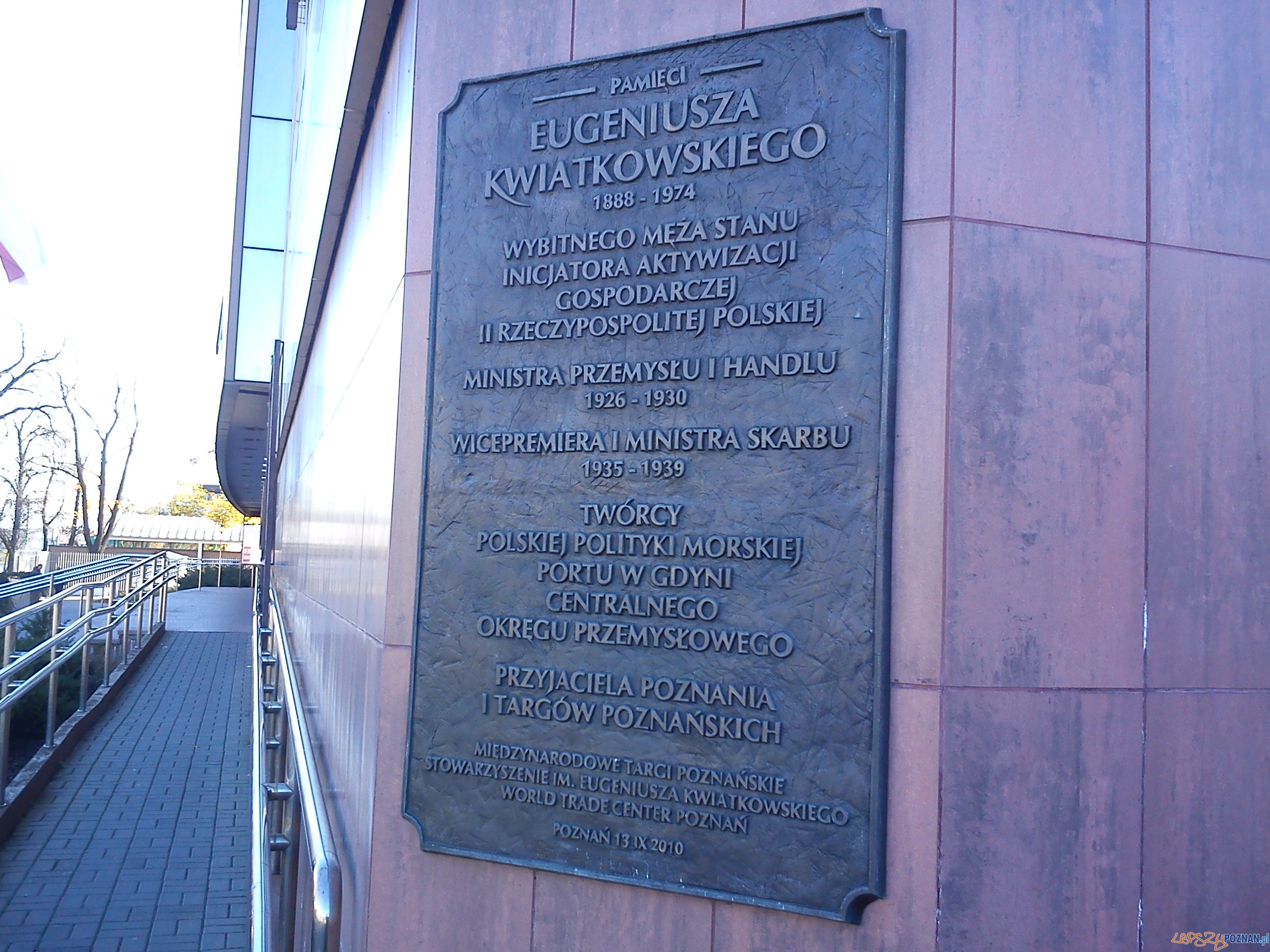 Tablica pamiatkowa pamięci Eugeniusza Kwiatkowskego na terenie MTP Foto: CC / wikipedia Tablica pamiatkowa pamięci Eugeniusza Kwiatkowskego na terenie MTP Foto: CC / wikipedia