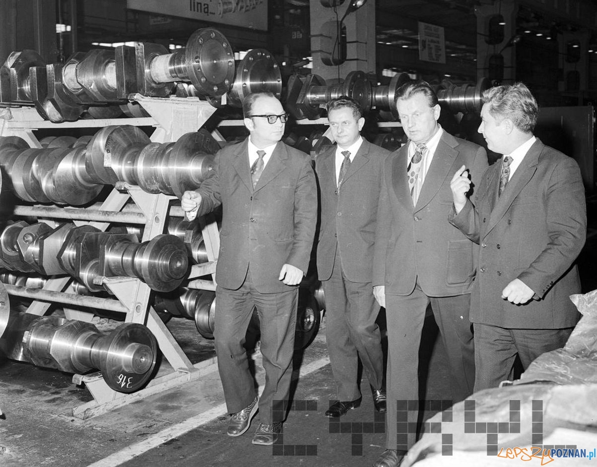 Wizyta I sekretarza KW PZPR Jerzego Zasady w zakładach Cegielskiego 15.10.1974 Foto: Stanisław Wiktor / Cyryl Wizyta I sekretarza KW PZPR Jerzego Zasady w zakładach Cegielskiego 15.10.1974