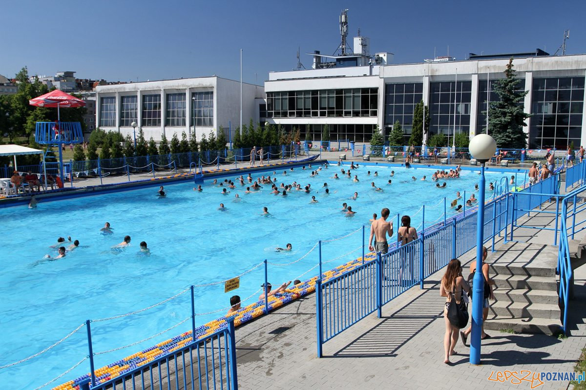 Pływalnia Chwiałka - widok ogólny - ludzie w basenie Foto: Adam Ciereszko / POSiR