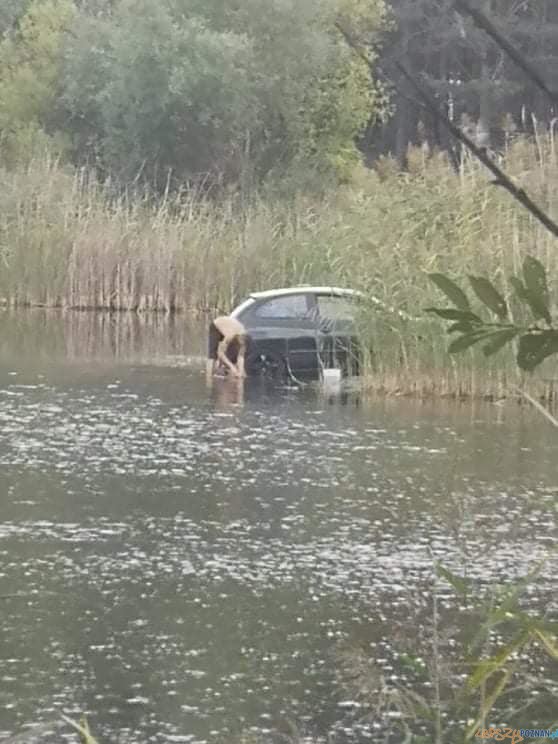 Umył samochód w jeziorze Foto: fb/Hejted Oborniki